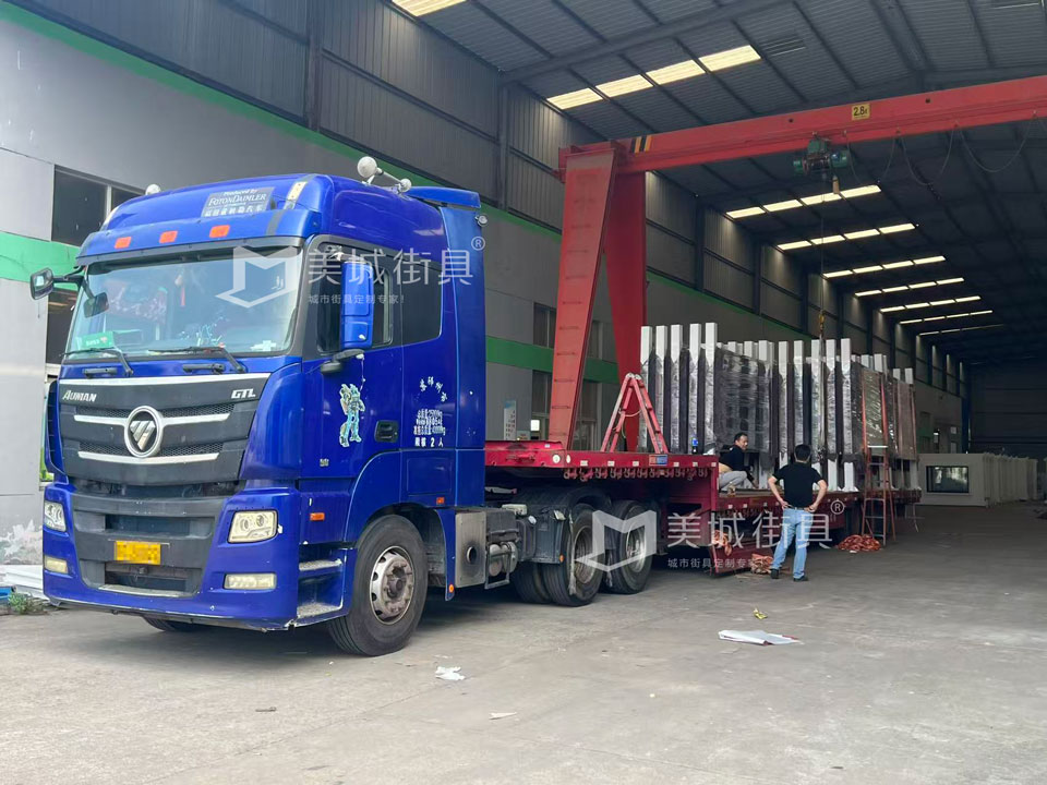 江蘇美城街具為新疆定制公交候車亭第四批發(fā)貨案例